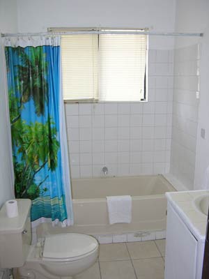 Seaview Apartments Bathroom